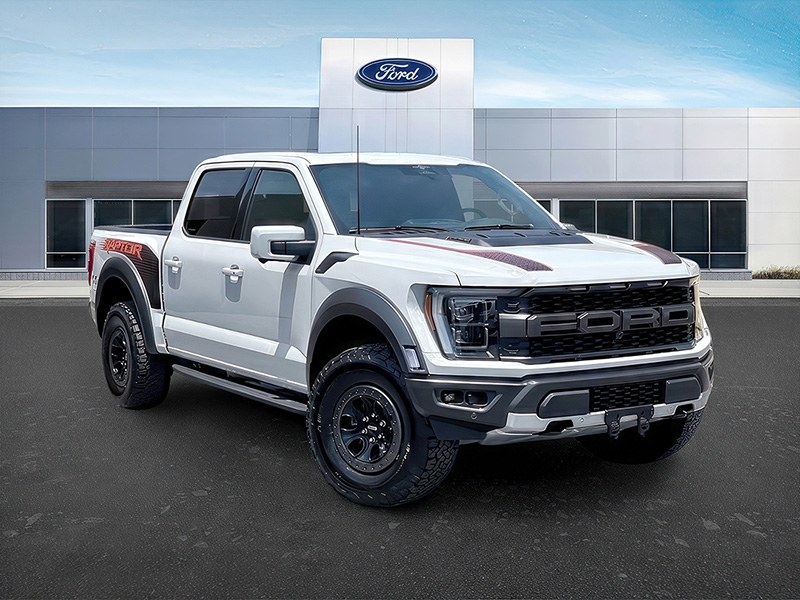 La misma camioneta Ford presentada frente a un concesionario con su marca.