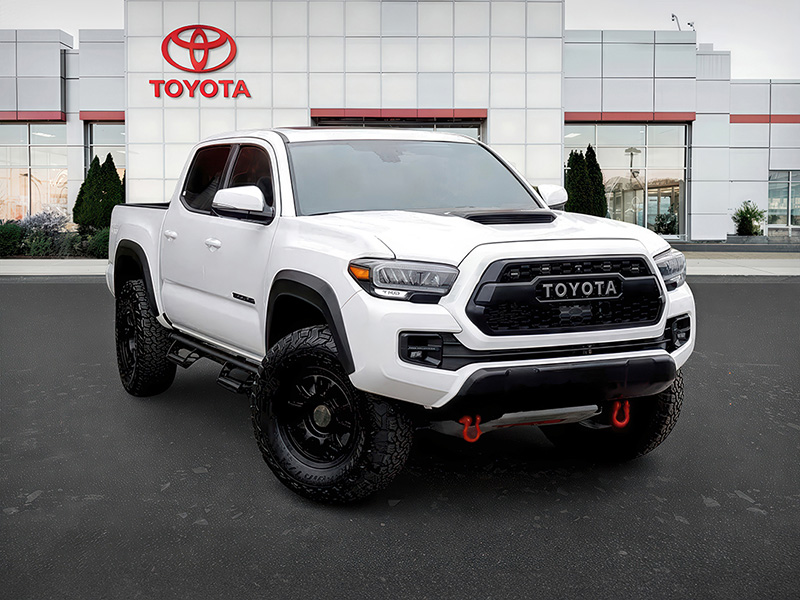La misma camioneta Toyota en un entorno con la marca del concesionario.